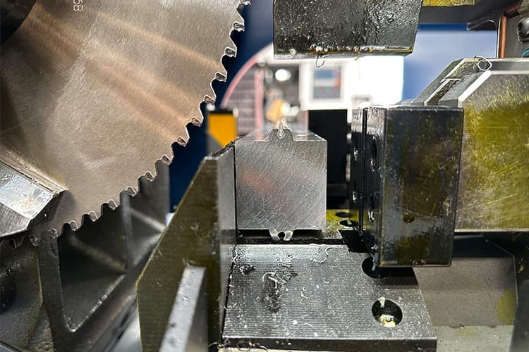 金屬圓鋸機(jī)/高速圓鋸機(jī)，在開(kāi)機(jī)工作中鋸片發(fā)熱是什么原因，該怎么解決？